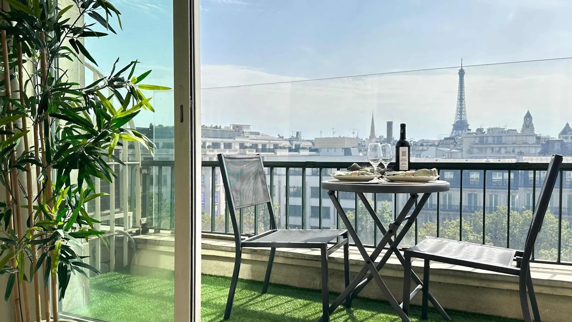 Apartment Champs - Elysees View Studio With Balcony - Ac For 3 Paris France
